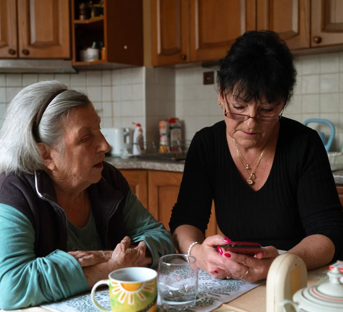 Voluntar alături de un bătrân